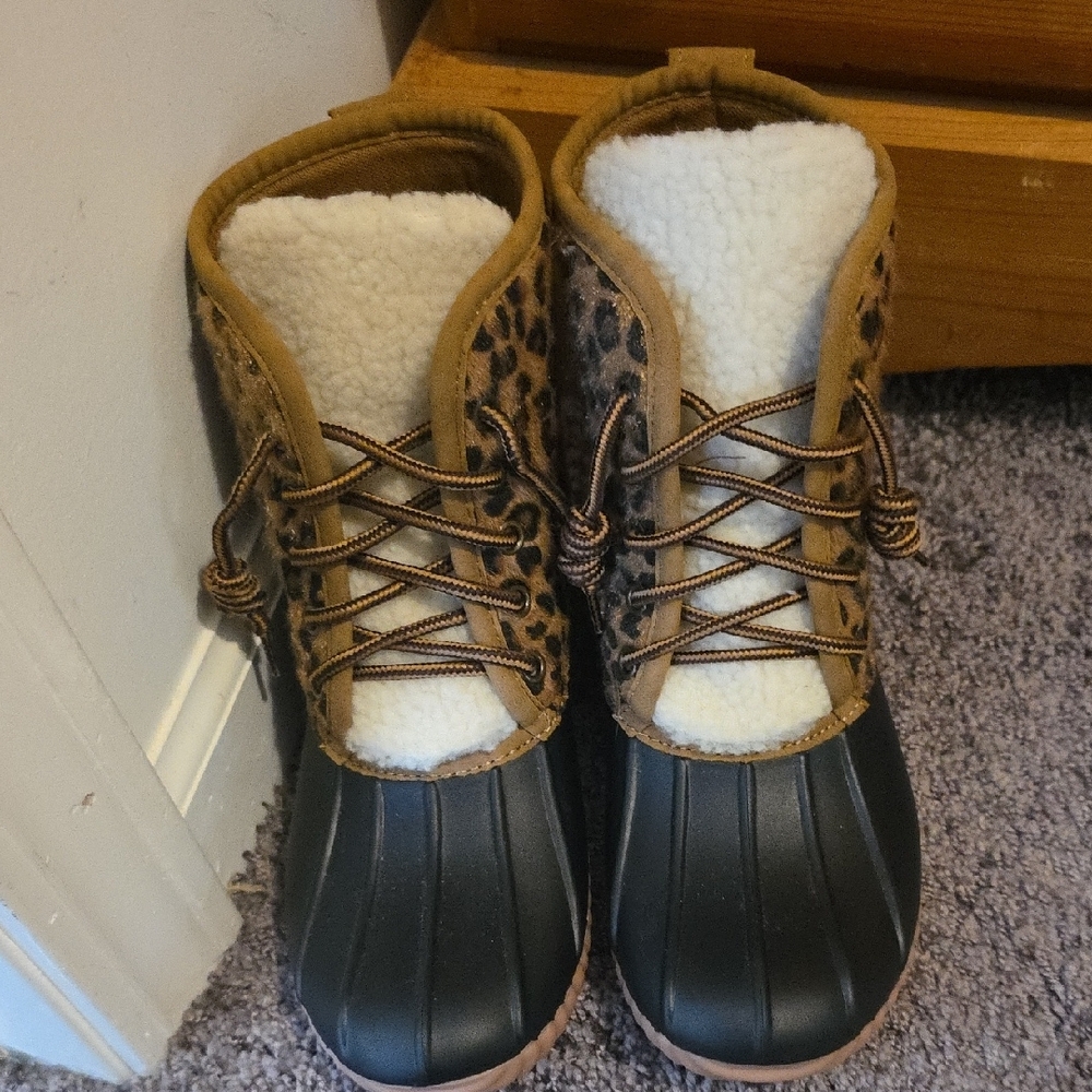 Leopard Print Lace-Up Winter Boots